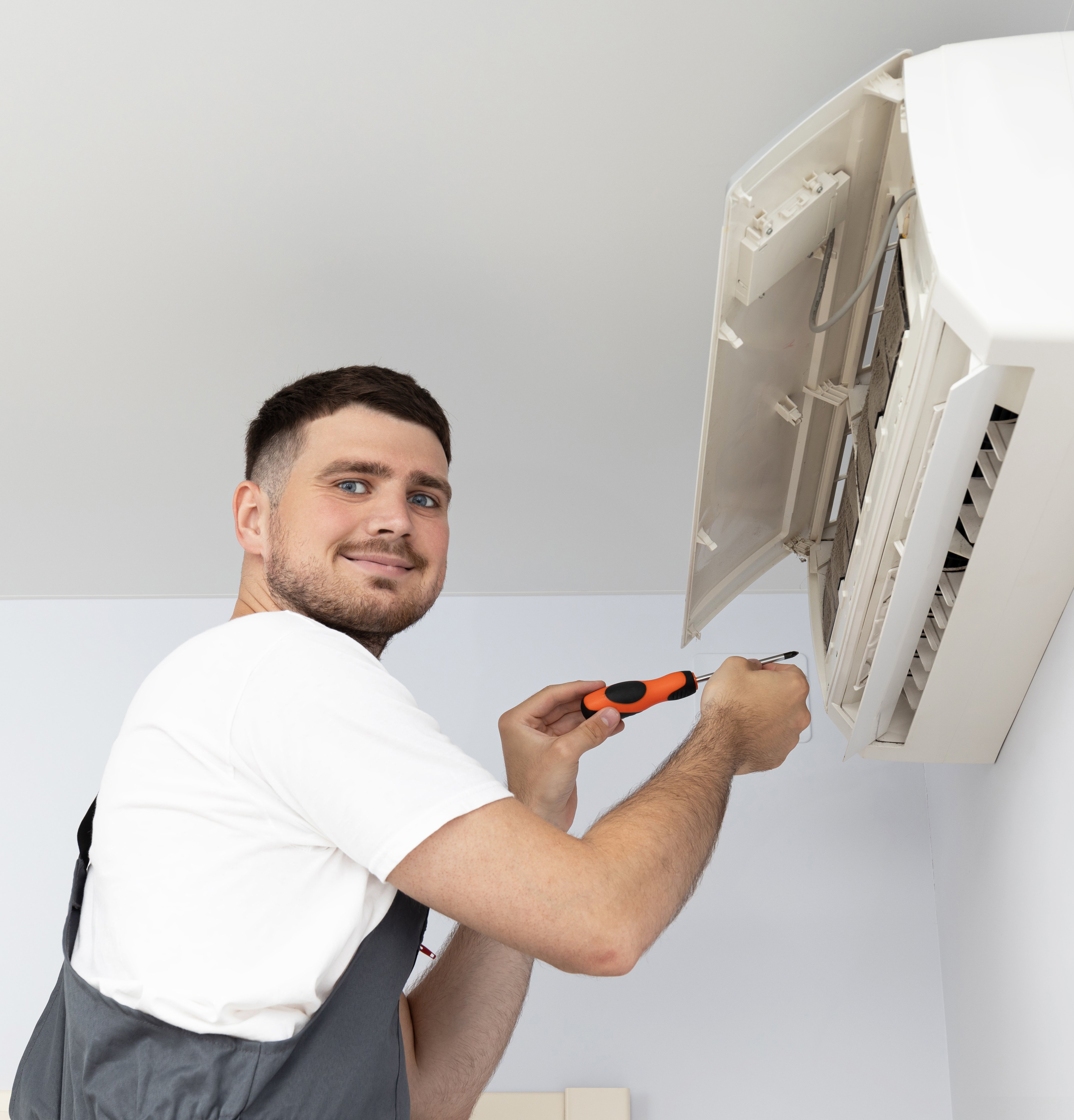 AC maintenance service in Dubai by certified technician